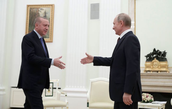 Erdogan y Putin se saludan en el Kremlin, antes de una reunión. (Pavel GOLOVKIN/AFP)