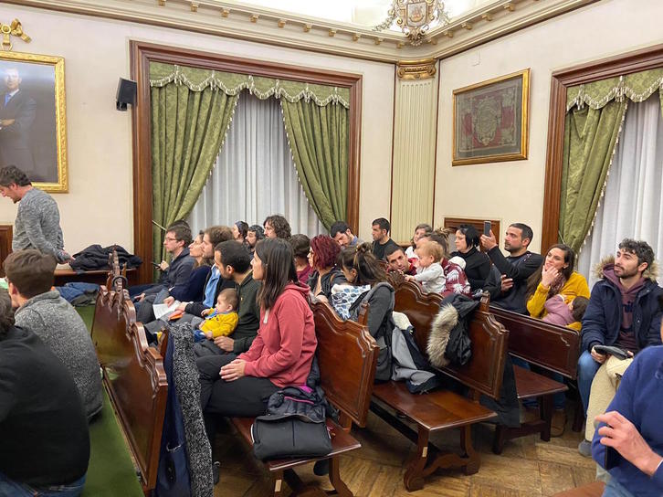 Padres y madres afectados por la eliminación de plazas de escuelas infantiles en euskara asistieron al Pleno. (@ehbilduirunea)