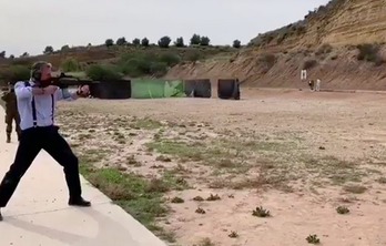 Javier Ortega Smith, uno de los máximos dirigentes de Vox, disparando con un fusil de asalto. 
