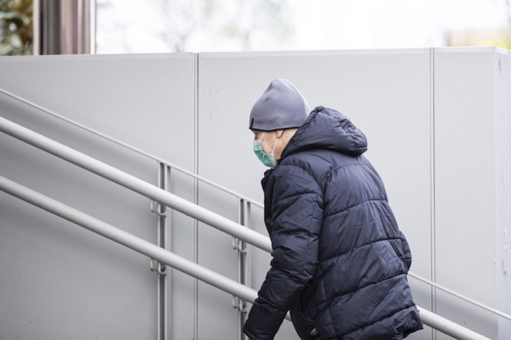 Un hombre con mascarilla a las puertas del hospital de Txagorritxu, en Gasteiz. (Endika PORTILLO/FOKU)