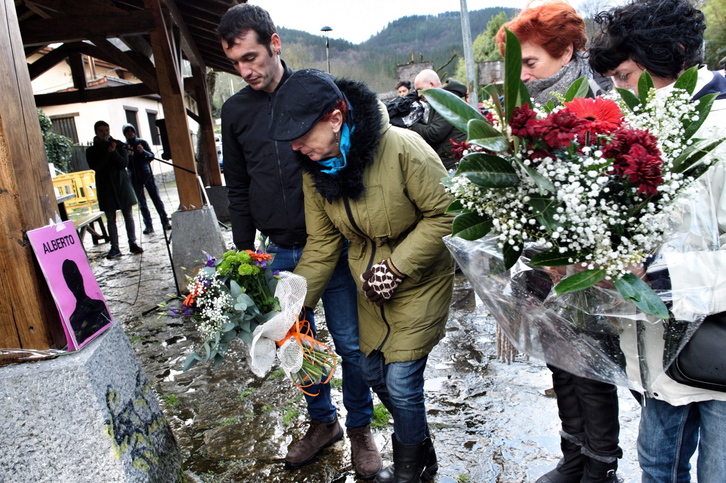 Lore eskaintza, Sololuze eta Beltran langileen omenez. (FOKU)