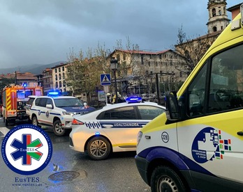 Servicios de emergencia trabajando en el lugar. (@EusTES)