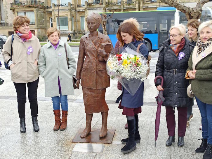 Miren Gorrotxategi ha recordado a Clara Campoamor, junto a otras mujeres de los grupos que forman la coalición Elkarrekin Podemos-IU. (PODEMOS)
