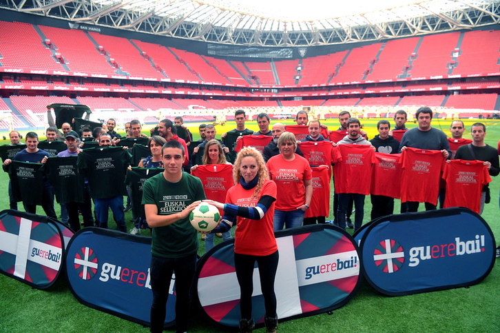 Deportistas en San Mamés presentando el manifiesto por la oficialidad de las selecciones vascas. (Luis JAUREGIALTZO/FOKU)