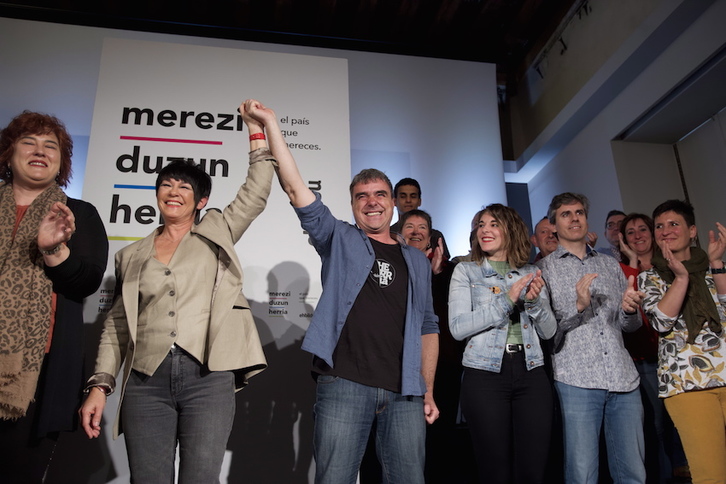 Maddalen Iriarte y Mikel Otero, en la presentación de las listas de EH Bildu por Araba. (Endika PORTILLO/FOKU)