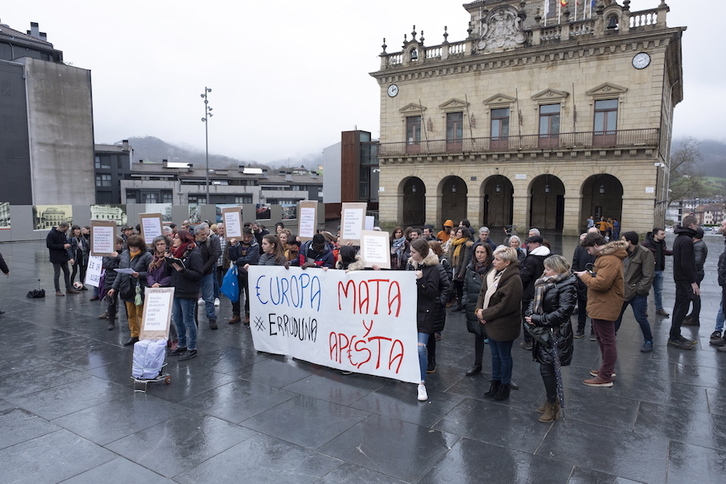 Concentración que ha tenido lugar en la plaza San Juan de Irun. (Jon URBE/FOKU)