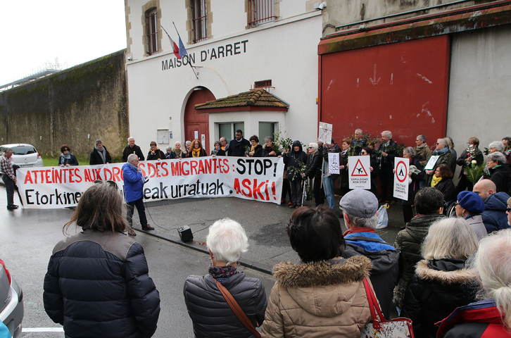 Baionako espetxaren aurrean gaur goizean eginiko elkarretaratzea (Bob EDME)