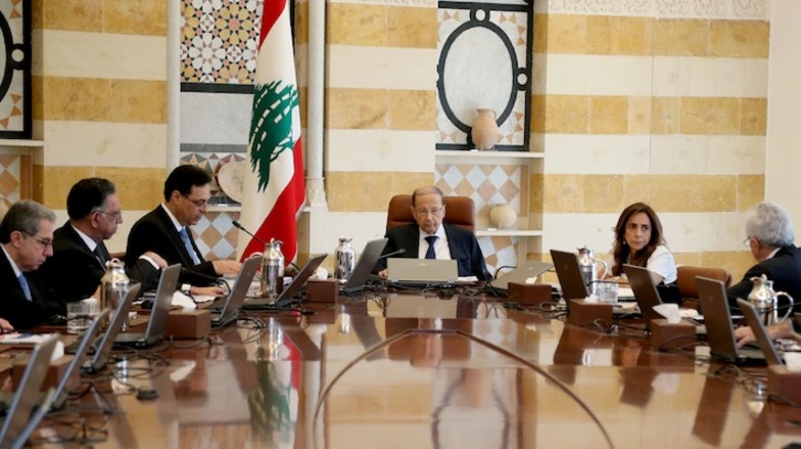 Michel Aoun (c) preside del Consejo de Ministros. (AFP)