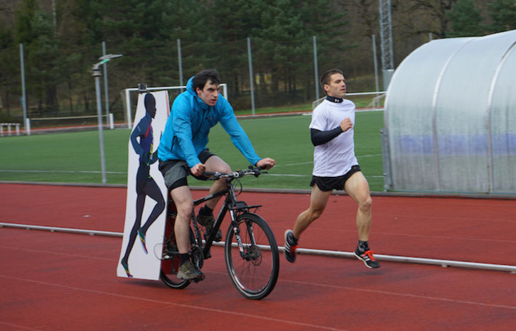 Dura pugna entre los gladiadores de Sakana y el corredor keniata. (Gotzon ARANBURU)
