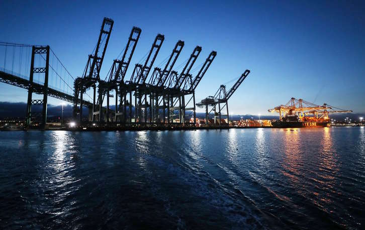 Gruas paradas en Los Ángeles, el mayor puerto de containers de EE UU (Foto: MARIO TAMA | AFP