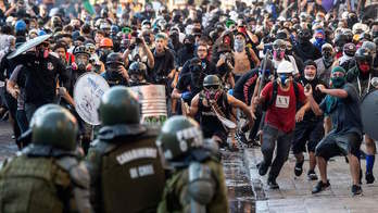 Manifestantes y Carabineros, frente a frente ayer en Santiago de Chile. (Martín BERNETTI/AFP) 
