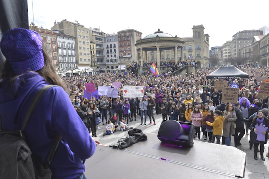 Jendetza Iruñeko Gaztelu plazan, eguerdiko mobilizazioan. (Idoia ZABALETA/FOKU) Jendetza Iruñeko Gaztelu plazan, eguerdiko mobilizazioan. (Idoia ZABALETA/FOKU)