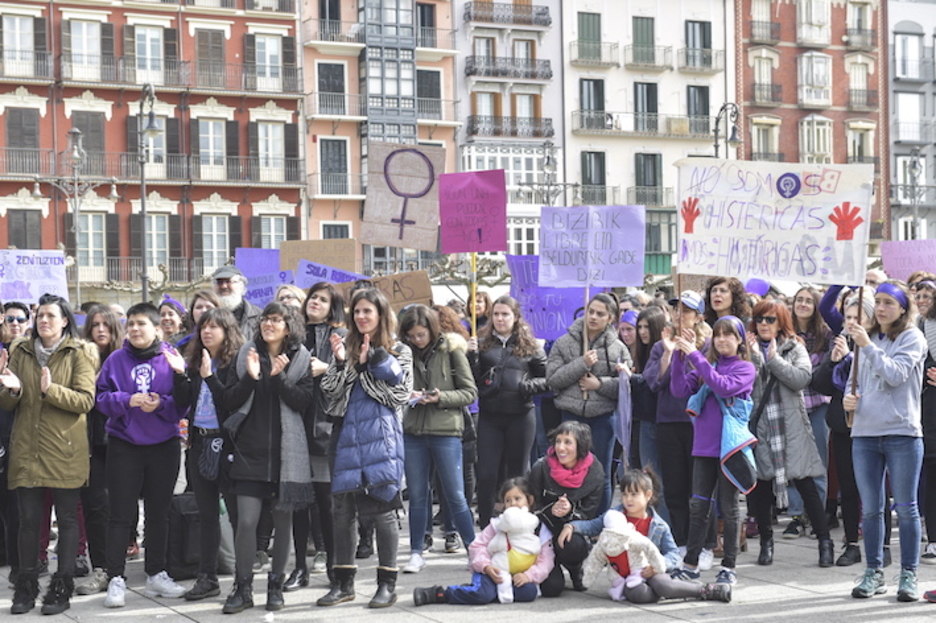 Kartel ugari eta adin guztietako emakumeak, Iruñean. (Idoia ZABALETA/FOKU) Kartel ugari eta adin guztietako emakumeak, Iruñean. (Idoia ZABALETA/FOKU)