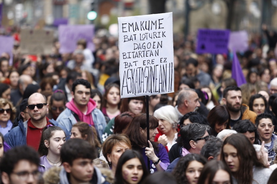 «Emakume bat loturik dagoen bitartean, bat ere ez askatasunean», Bilbon. (Aritz LOIOLA/FOKU) «Emakume bat loturik dagoen bitartean, bat ere ez askatasunean», Bilbon. (Aritz LOIOLA/FOKU)