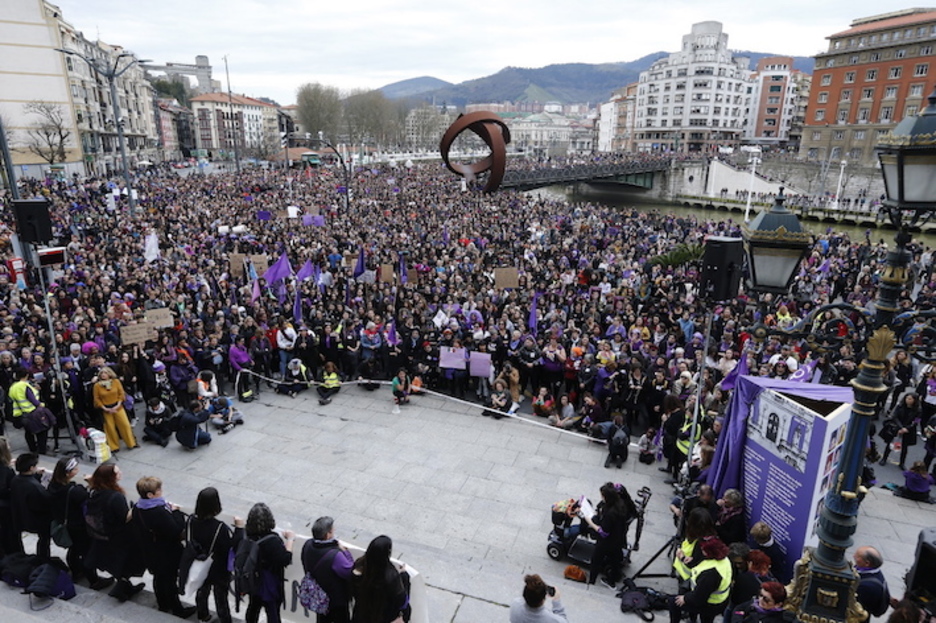 Bilboko udaletxe ingurua, jendez lepo. (Aritz LOIOLA/FOKU) Bilboko udaletxe ingurua, jendez lepo. (Aritz LOIOLA/FOKU)