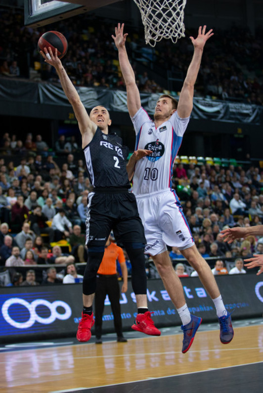 Los hombres de negro, Jonathan Rouselle en imagen, ha desarbolado a Obradoiro. (A. ARRIZABALAGA / ACB PHOTO)