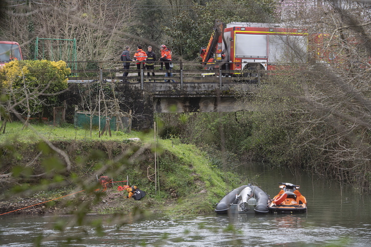 Equipos de rescate buscan a los desaparecidos en el río Urumea. (Jon Urbe/FOKU)