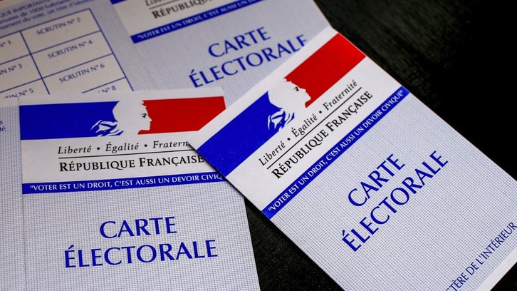 Para votar el elector debe mostrar la tarjeta electoral y un documento de identidad. (NAIZ)