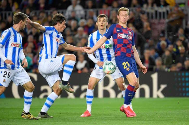 Le Normand, Monreal y Diego Llorente, ante De Jong el sábado en el Camp Nou. (Lluis GENE/AFP)