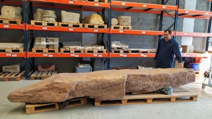 Jesús Sesma, arqueólogo del Gobierno navarro, posa junto al ‘Guerrero de Soalar’. (FOTOGRAFÍAS: Iñaki VIGOR y HILHARRIAK)