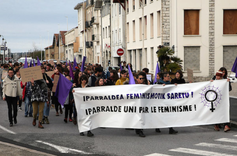 Baionako Pausa harrera gunean eman zioten hastapena martxoaren 8ko mobilizazioari. ©Bob EDME