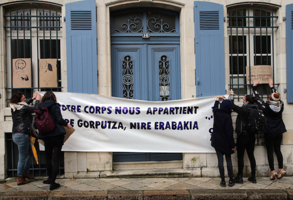 Larunbatean, martxoaren 8an, Baionako apezpikutzaren aitzinean ekintza egin zuten. ©Bob EDME