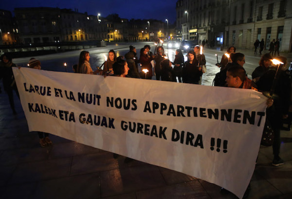 Martxoaren 8an elkarretaratzea antolatu zuten gauean, Baionan. ©Bob EDME