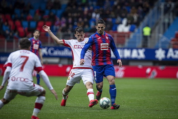 Bigas y Budimir pugnan por el balón durante el choque del pasado sábado. (Aritz Loiola/Foku)