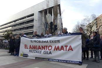 Concentración celebrada hoy frente al Palacio de Justicia de Gasteiz. (Raul BOGAJO/FOKU)