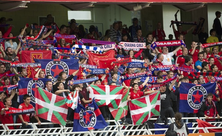 Aficionados de Osasuna, en Anoeta. (Juan Carlos RUIZ | FOKU)
