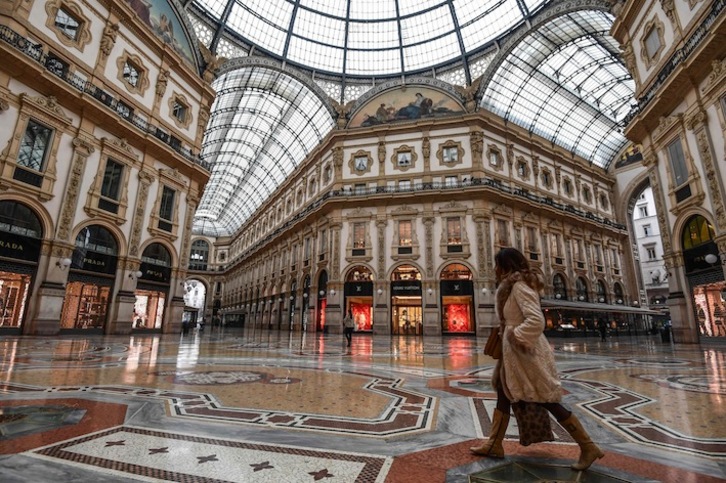La famosa Galería Vittorio Emanuele de Milán, prácticamente desierta durante la mañana de este martes. (Miguel MEDINA/AFP)