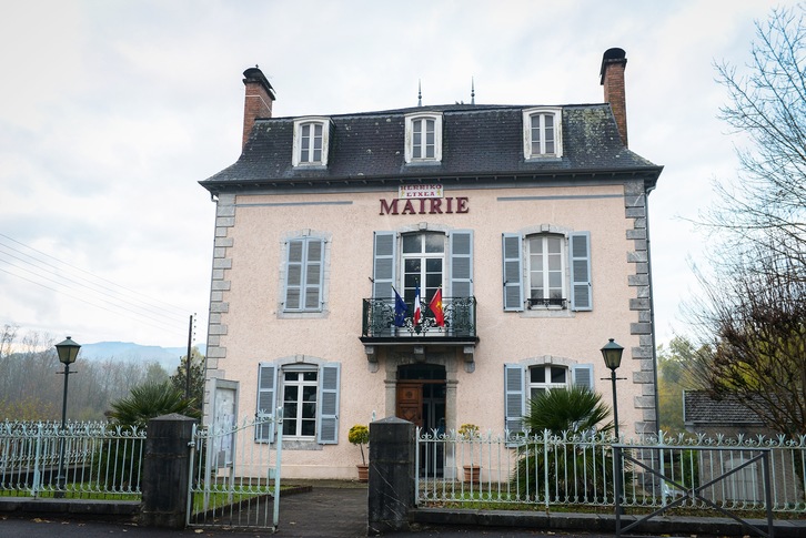 Ayuntamiento de la localidad de Atharratze-Sorholuze, en Zuberoa. (Isabelle MIQUELESTORENA)