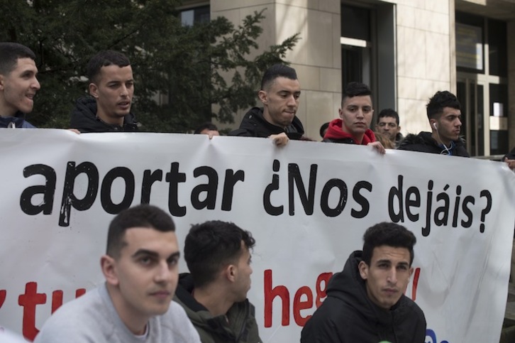 Tutoretzapean egondako Gipuzkoako gazte atzerritarren prentsaurrekoa, Atzerritarren Bulegoaren atarian. (Juan Carlos RUIZ/FOKU)