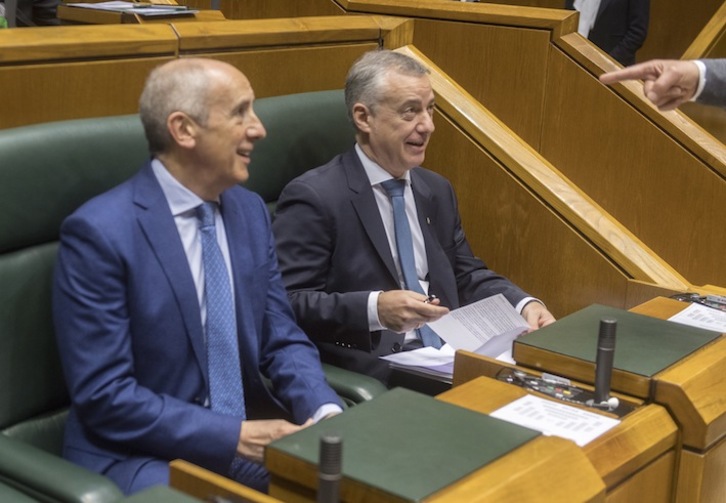 Josu Erkoreka, Iñigo Urkullu lehendakariarekin, Legebiltzarreko saio batean. (Juanan RUIZ/FOKU)
