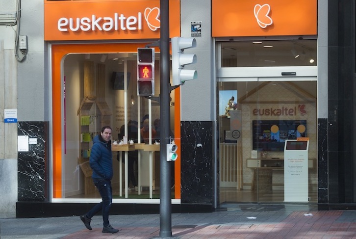 Una tienda de Euskaltel ubicada en Bilbo. (Luis JAUREGIALTZO / FOKU)