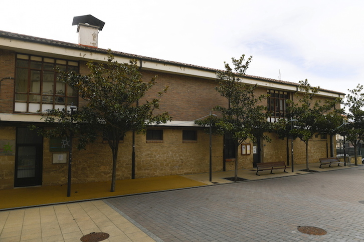 Uno de los centros educativos cerrados en Bastida. (Raúl BOGAJO /FOKU)