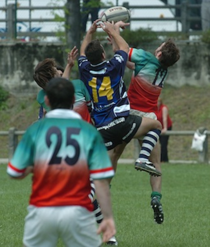 Imagen de archivo de un partido entre el Hernani y el Monte Ciencias. (Jon URBE/FOKU)