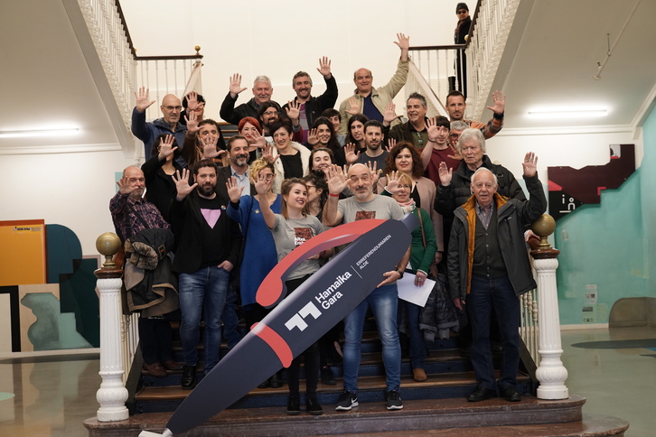 Portavoces de Gure Esku junto con representantes de las entidades promotoras. (Andoni CANELLADA/FOKU)