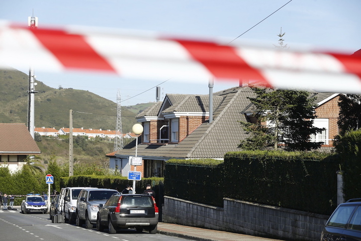 Vivienda en la que se ha producido el crimen en Abanto, acordonada por la Ertzaintza. (Aritz LOIOLA/FOKU)