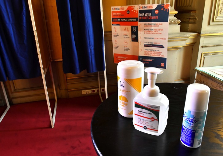 Esta será una imagen habitual en los colegios electorales, este próximo domingo. (Georges GOBET/AFP)