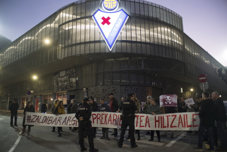 Integrantes de Zaldibar Argitu se concentraron el martes a las puertas de Ipurua. (Juan Carlos RUIZ / FOKU)