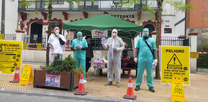 Activistas de Berri Otxoak ante el batzoki de Barakaldo.
