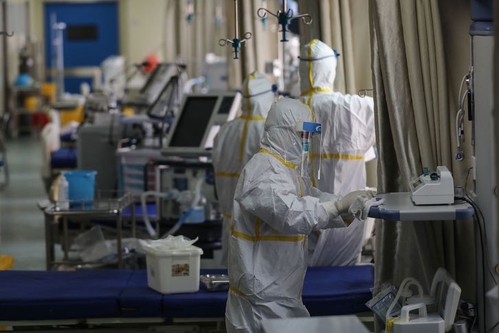 Trabajadores en un hospital de Wuhan. (AFP)