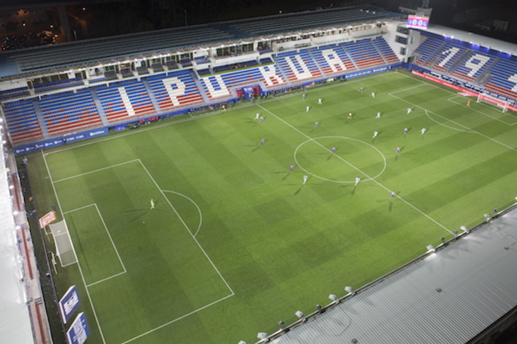 El martes Eibar y Real jugaron a puerta cerrada. Ahora se suspende la competición. (Juan Carlos RUIZ / FOKU)