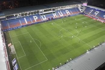 El martes Eibar y Real jugaron a puerta cerrada. Ahora se suspende la competición. (Juan Carlos RUIZ / FOKU)