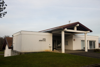 La mairie d'Amendeuix-Oneix. © Guillaume FAUVEAU