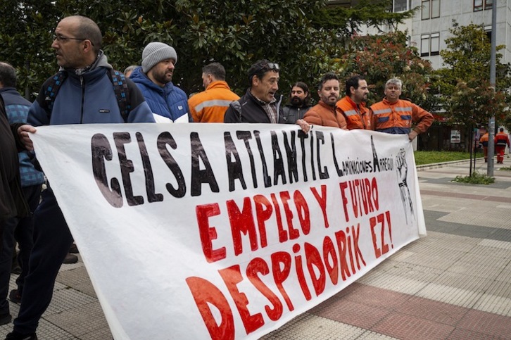 Laminaciones Arreguiko langileek enplegua aldarrikatu dute Gasteizko epaitegien aurrean. (Endika PORTILLO/FOKU)