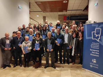 Zerrenda desberdinetako ordezkariek sinatu zuten euskara garatzeko konpromisoa adierazten duen txostena. KONTSEILUA.EUS