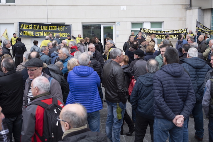 «Agraviados por Geroa» plataformaren elkarretaratzea. (Jon URBE/FOKU)