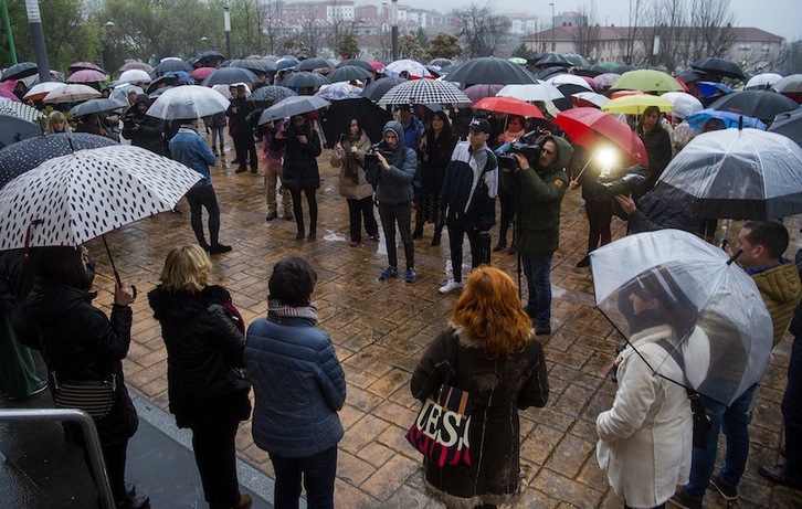 Concentración en Abanto, a convocatoria municipal. (Luis JAUREGIALTZO | FOKU)